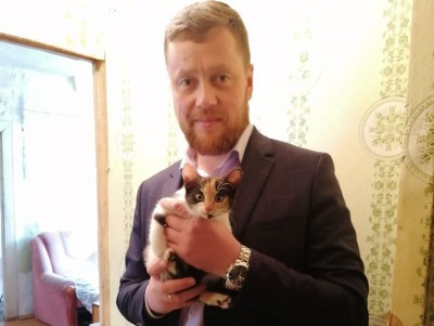 Глава Ржева подарил погорельцам котёнка - Новости ТИА