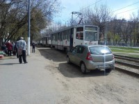 В Твери горе-парковщик на час перекрыл движение трамваев - Новости ТИА
