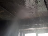 В Тверской области в общежитии фонтан из лопнувшей трубы размывает потолок  - Новости ТИА