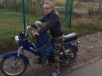 Под Тверью мать без прав на мопеде повезла ребенка в детский сад - Новости ТИА