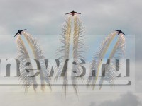 Над аэродромом Мигалово самолеты раскрасили небо в 120-тонный российский триколор и пустили фейерверки - новости ТИА