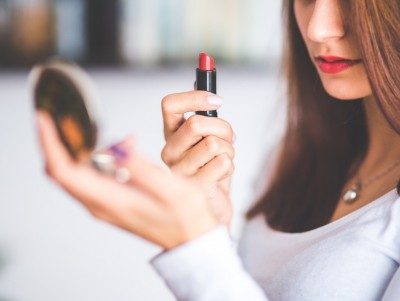 Тверские женщины стали реже делать макияж на работу - новости ТИА