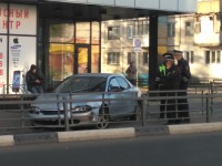 В Твери пьяный водитель вылетел на тротуар, где бросил машину и сбежал - Новости ТИА