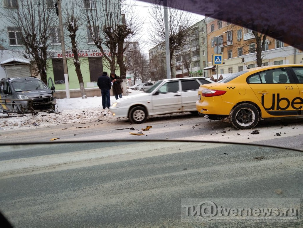 В Твери автомобиль такси устроил ДТП | 24.02.2021 | Тверь - БезФормата