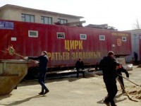 Осужденные к обязательным работам убрали двор тверского цирка - Новости ТИА