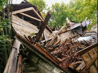 В Тверской области спасли кресты рухнувшей деревянной церкви - Новости ТИА