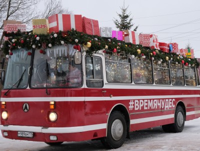 Время чудес: по Удомле ездит волшебный автобус с Дедом Морозом и Снегурочкой - Новости ТИА