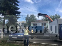 В Пролетарском районе Твери кран-погрузчик оборвал провода и повредил столб - Новости ТИА