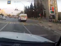 Опубликовано видео, где маршрутка в Твери проносится на красный - Новости ТИА