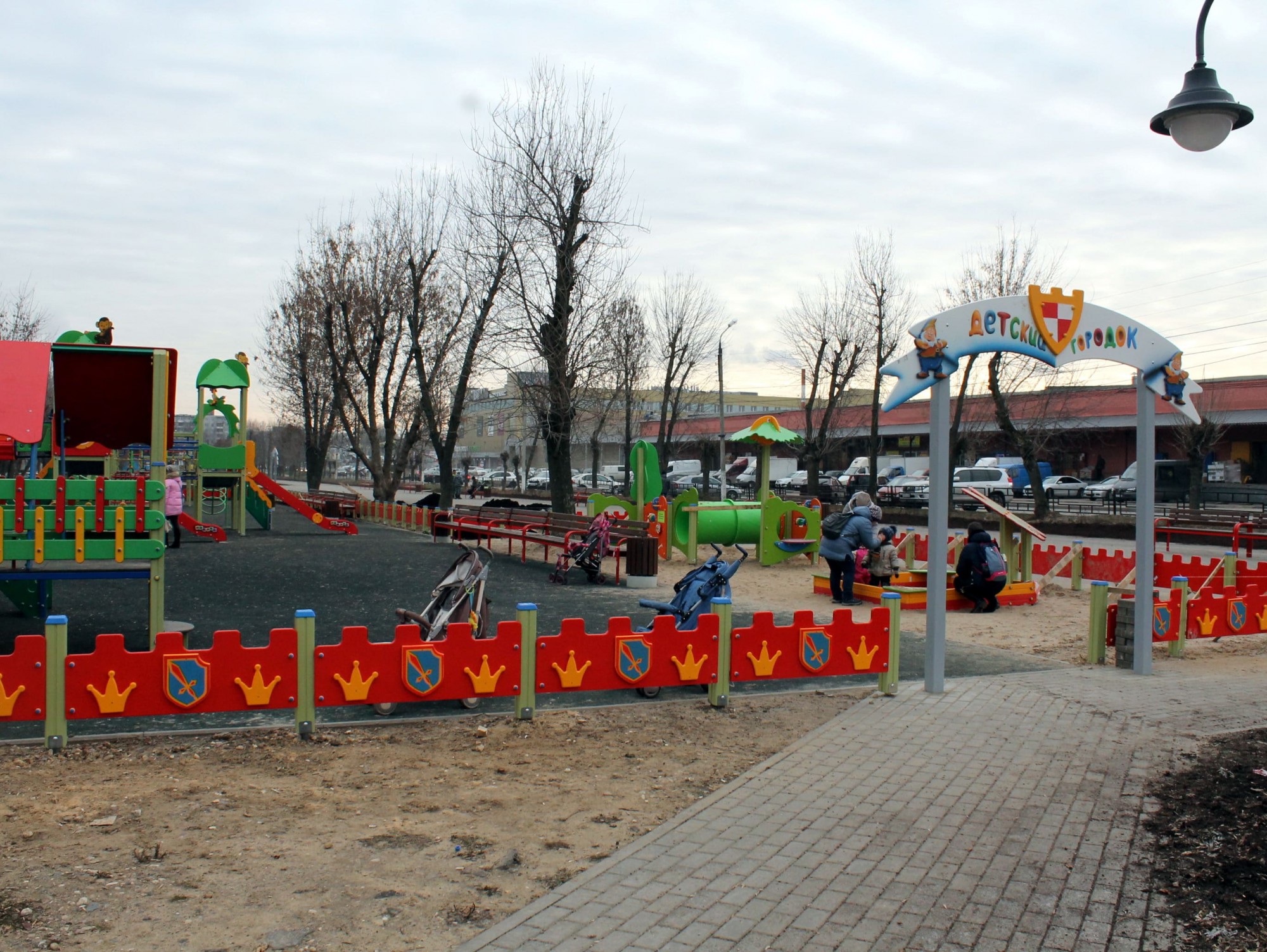 В Твери на бульваре Цанова завершили монтаж новой детской площадки - ТИА
