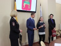 В день 25-летия Конституции РФ в Твери вручали паспорта школьникам - новости ТИА