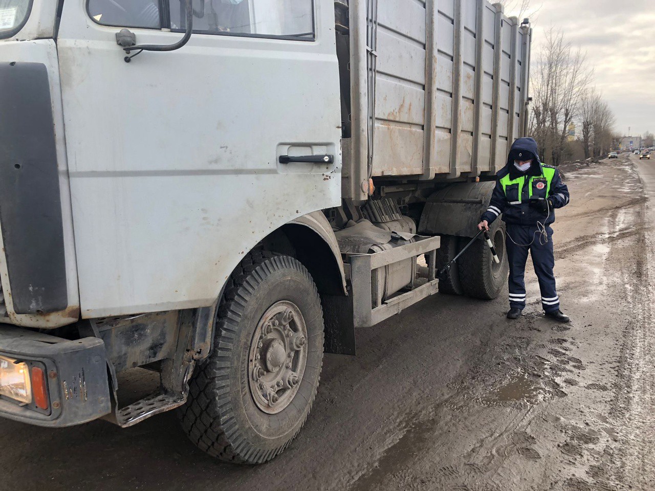 В Твери сотрудники ГИБДД проверяют автомобили дымометрами | 18.03.2022 |  Тверь - БезФормата