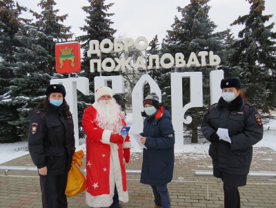 Полицейский Дед Мороз провел новогодний рейд на тверском вокзале  - новости ТИА