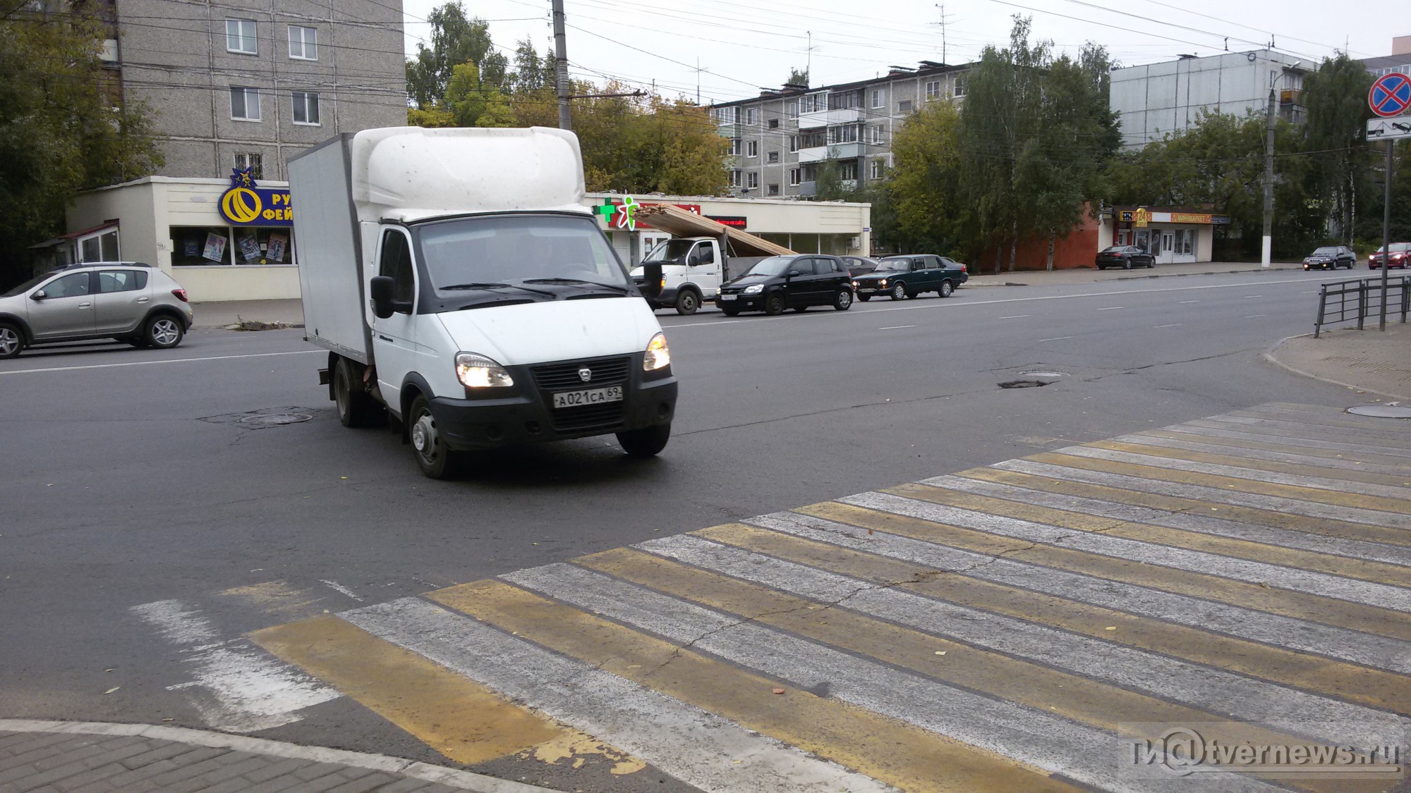 В Твери водители нарушают правила и поворачивают через двойную сплошную