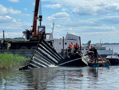 В Тверской области из-под воды достали 35-метровую баржу - новости ТИА