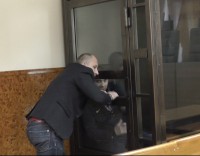Обвиняемый в убийстве женщины сильно смущался и скрывался от камеры в тверском суде - Новости ТИА
