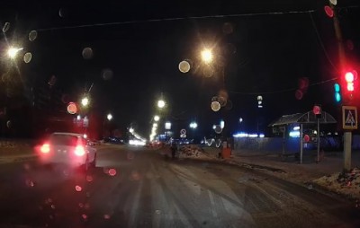 В Твери водитель поехал на красный свет и чуть не сбил пешеходов - Новости ТИА