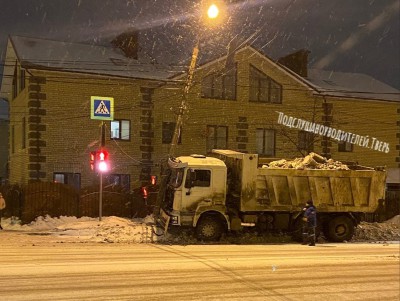 Ночью в Твери груженый снегом грузовик врезался в столб - Новости ТИА