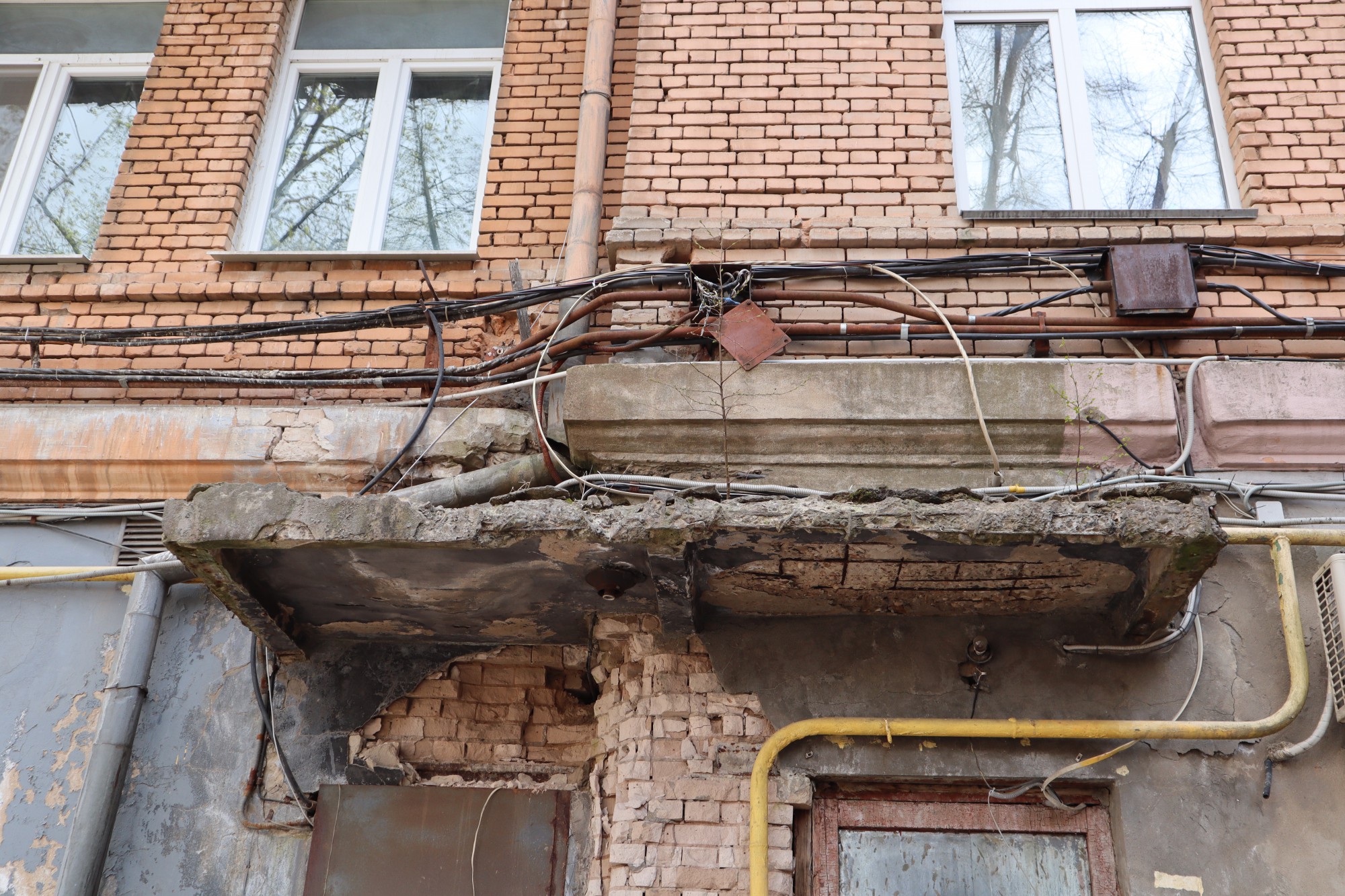 В центре Твери обрушается фасад жилого дома | 05.05.2022 | Тверь -  БезФормата