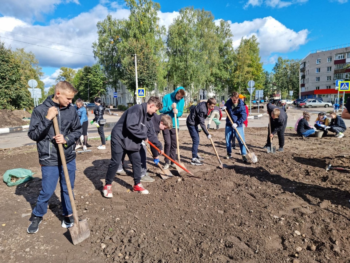 Жители города Нелидово провели субботник на Октябрьской площади |  03.09.2021 | Тверь - БезФормата