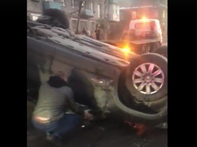 На дороге в Ржеве автомобиль опрокинулся на крышу - Новости ТИА