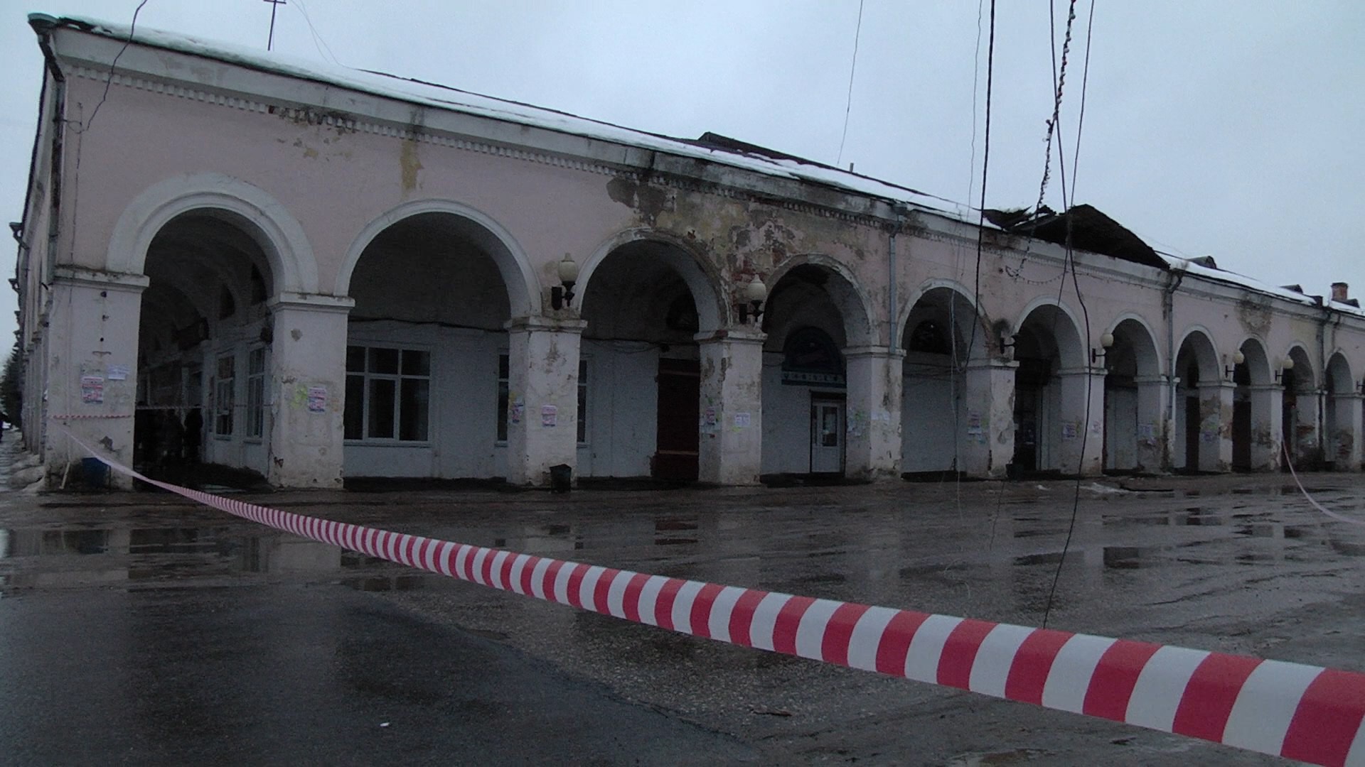 В центре Вышнего Волочка частично обрушилась кровля Торговых рядов