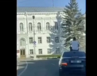 В Твери некий гражданин катался на крыше "Мерседеса" - Новости ТИА