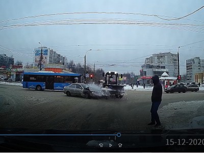 В Твери на видео попал момент столкновения легковушки и трактора - Новости ТИА
