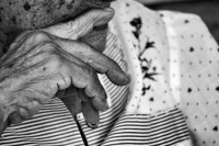 По информации пенсионного фонда в России пять работающих пенсионеров старше 100 лет - Новости ТИА