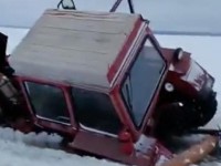 Два человека погибли в провалившемся под лёд тракторе - новости ТИА
