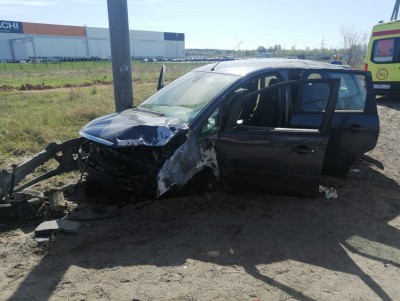 Под Тверью автомобиль врезался в фонарный столб - новости ТИА