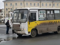 На площади Михаила Тверского в Твери столкнулись маршрутка и легковушка - Новости ТИА