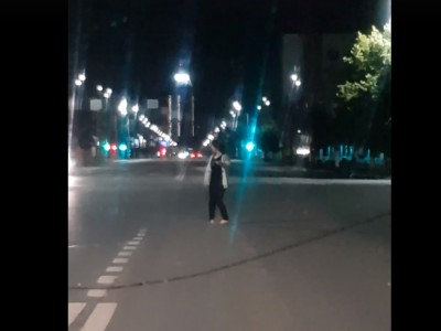 В центре Твери девушка шла босиком по проезжей части - Новости ТИА