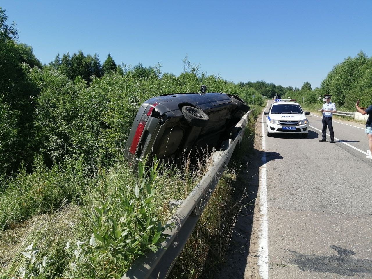 Автомобиль влетел в ограждение в Калининском районе | 02.07.2022 | Тверь -  БезФормата