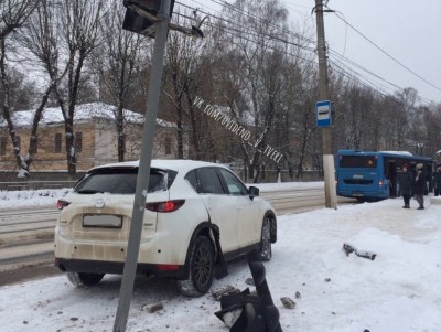 Автомобиль влетел в светофор на Петербургском шоссе в Твери - Новости ТИА