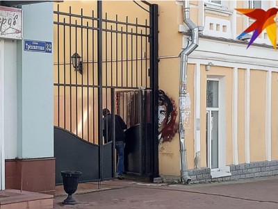 В Твери портрет-граффити Мандельштама закрыли воротами - Новости ТИА