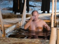 Владимир Путин окунулся в прорубь на Селигере - Новости ТИА