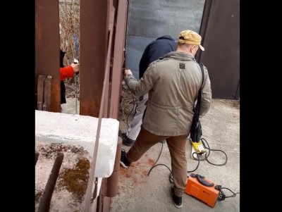 В Тверской области сосед заварил бабушке ворота, чтобы она не вышла - новости ТИА
