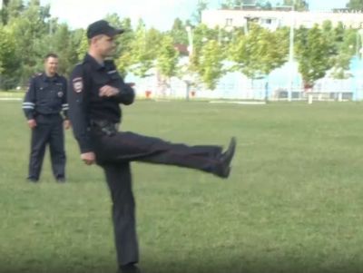 Тверские полицейские показали, как играют в футбол - новости ТИА