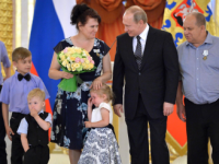 Президент вручил награду многодетной семье из Тверской области, Владимиру Путину во время награждения пришлось успокаивать маленькую девочку - Новости ТИА