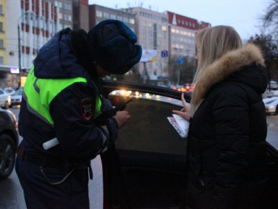 В Твери инспекторы УГИБДД останавливали машины со слишком тёмной тонировкой - Новости ТИА