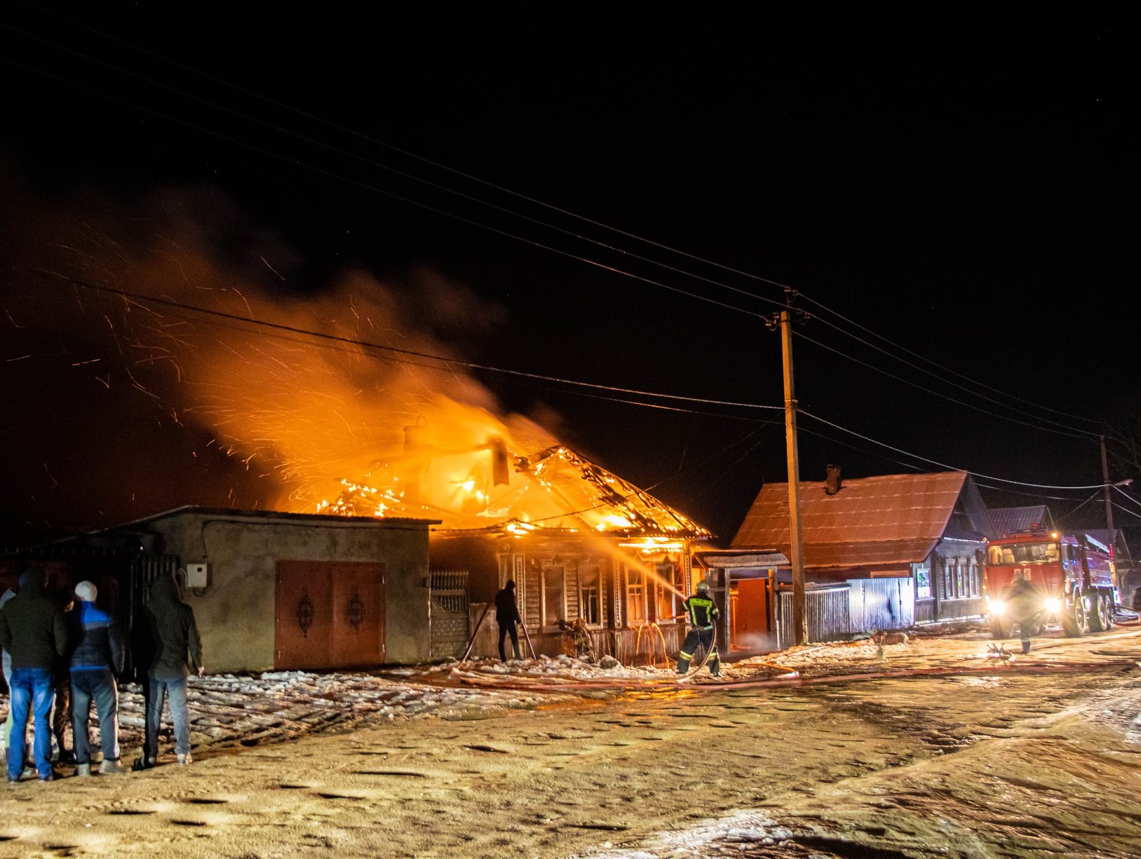 В Тверской области пожарные вынесли из огня человека | 07.12.2020 | Тверь -  БезФормата