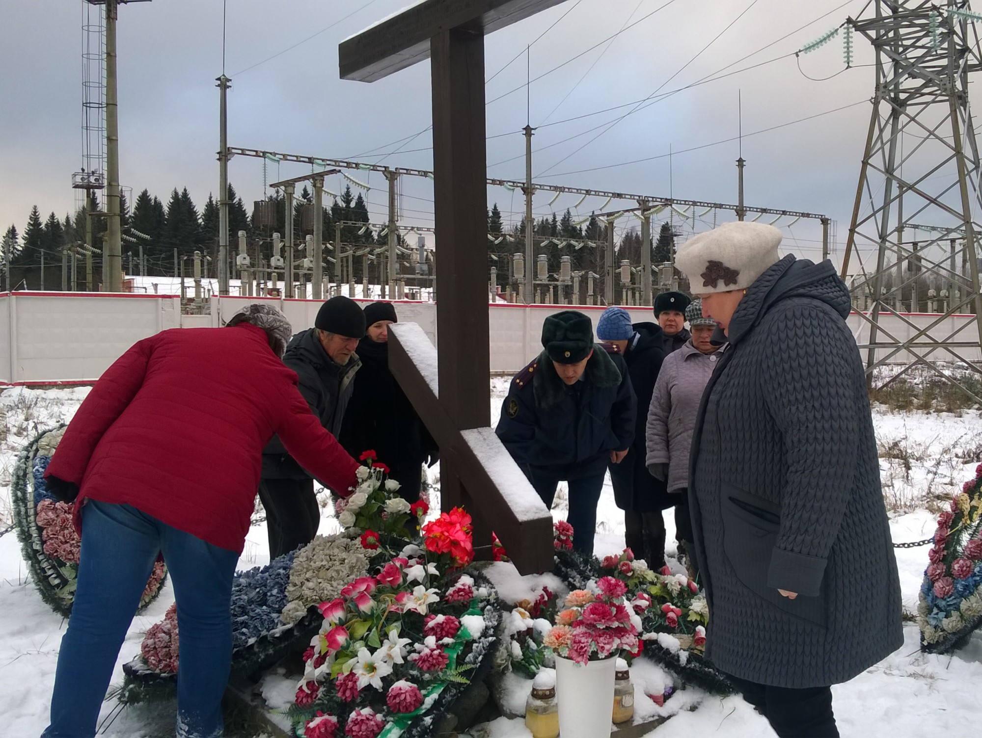 Сотрудники ЛИУ-3 возложили цветы на месте крушения 