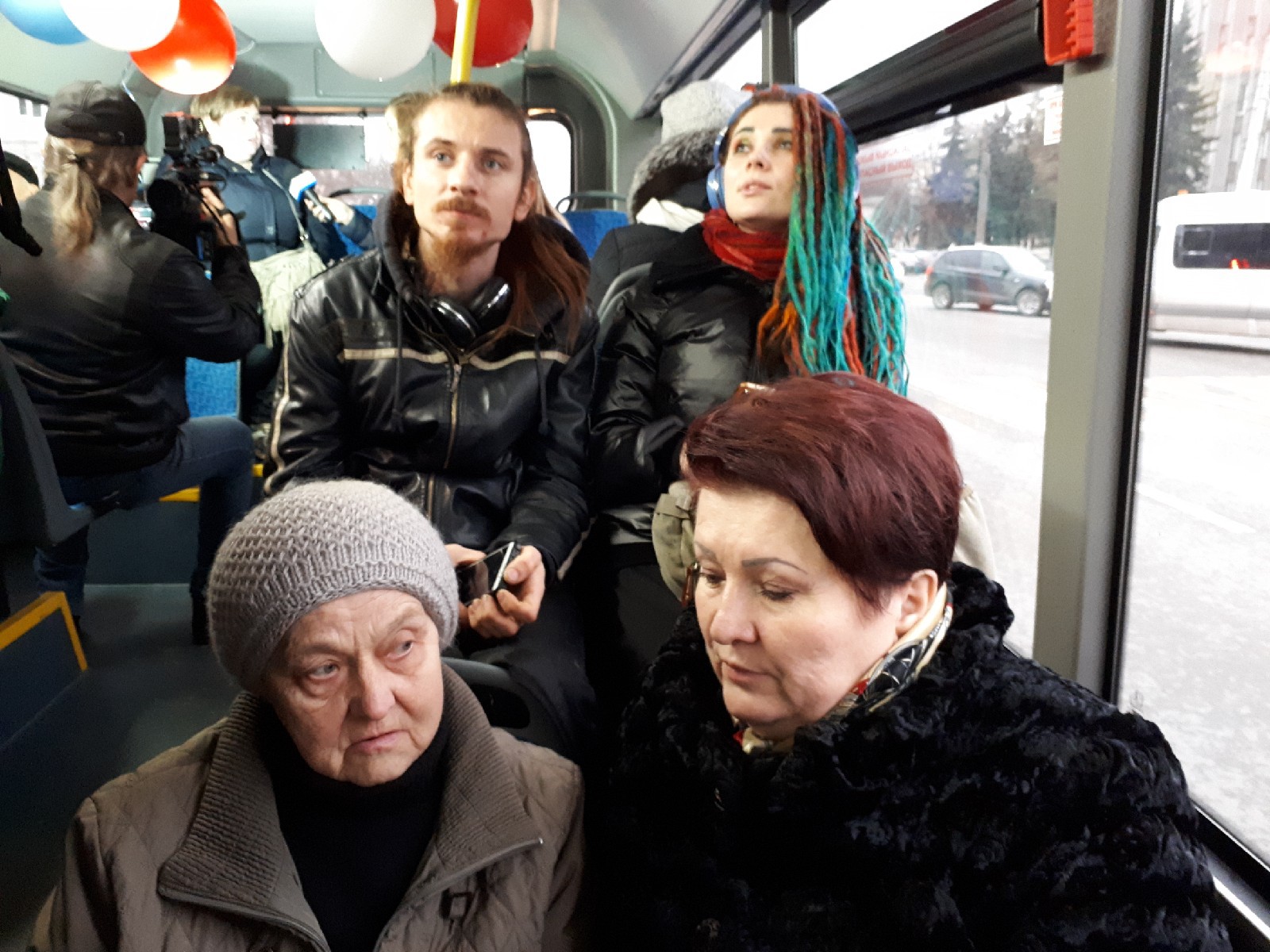 Тетка в автобусе. Женщины в общественном транспорте. Женщина в маршрутке. Пожилые люди в автобусе. Люди в автобусе.