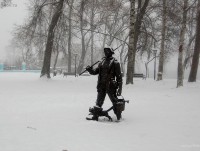 В Тверской области установили второй памятник рыбаку с котом  - Новости ТИА