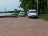 В Твери на набережной водитель перегородил пешеходную зону, на просьбу подвинуть машину отвечает оскорблениями - Народные Новости ТИА