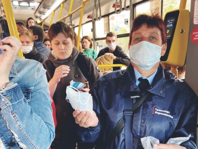 В общественном транспорте Твери раздают бесплатные маски   - Новости ТИА