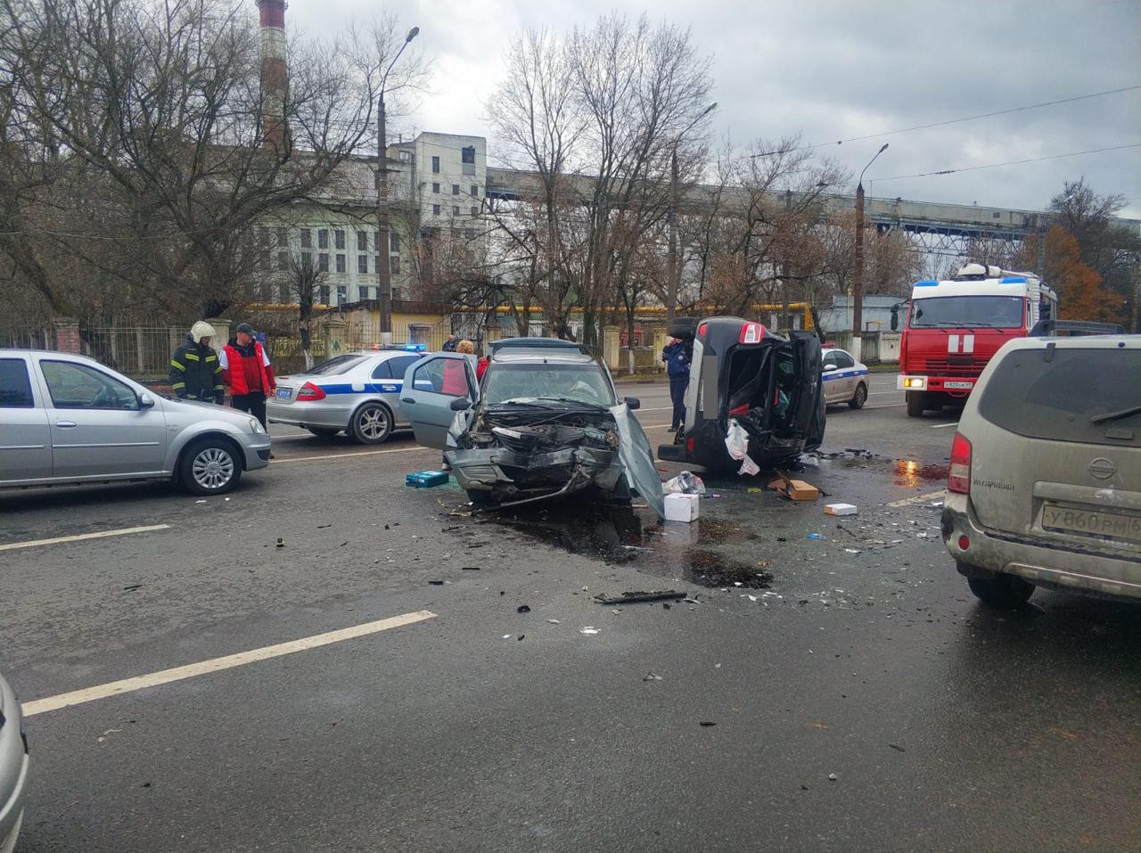 В Твери после удара машина легла на бок, пострадали шесть человек |  21.10.2021 | Тверь - БезФормата