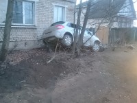 В Вышнем Волочке машина врезалась в дом - Новости ТИА