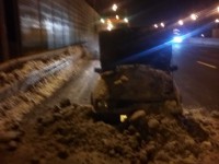 Под Тверью дорожники спасли горящий автомобиль, вывалив на него ковш снега - Новости ТИА